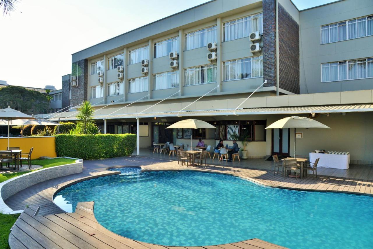 Cresta Oasis Hotel Harare Exterior photo