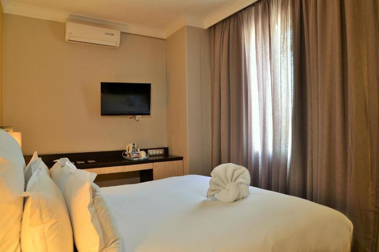 Cresta Oasis Hotel Harare Exterior photo