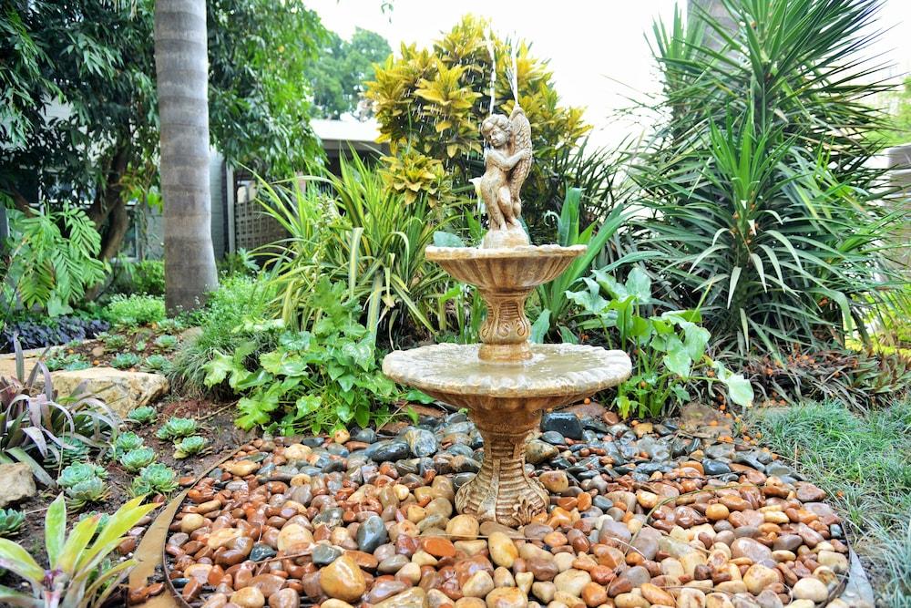 Cresta Oasis Hotel Harare Exterior photo