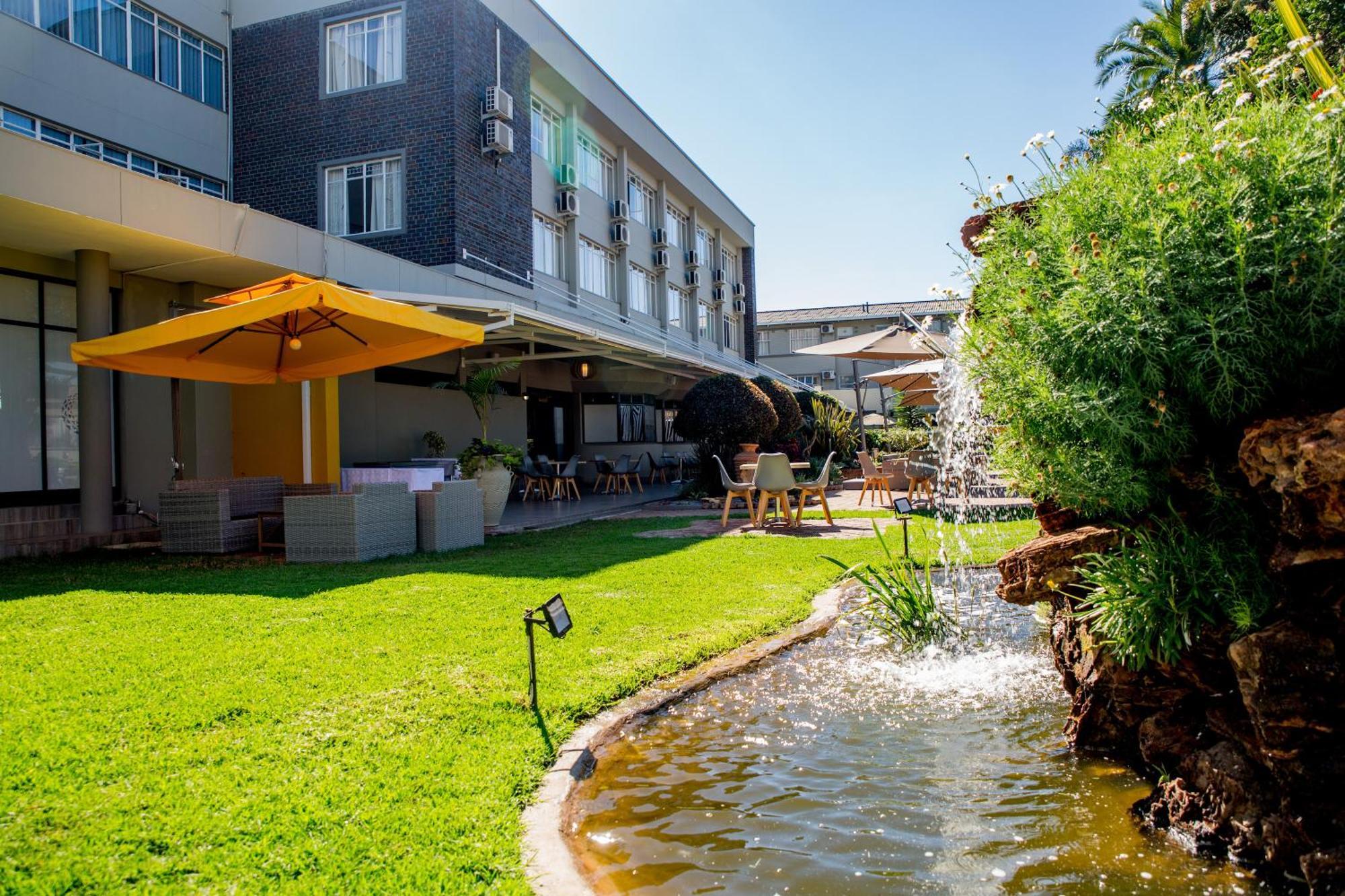 Cresta Oasis Hotel Harare Exterior photo