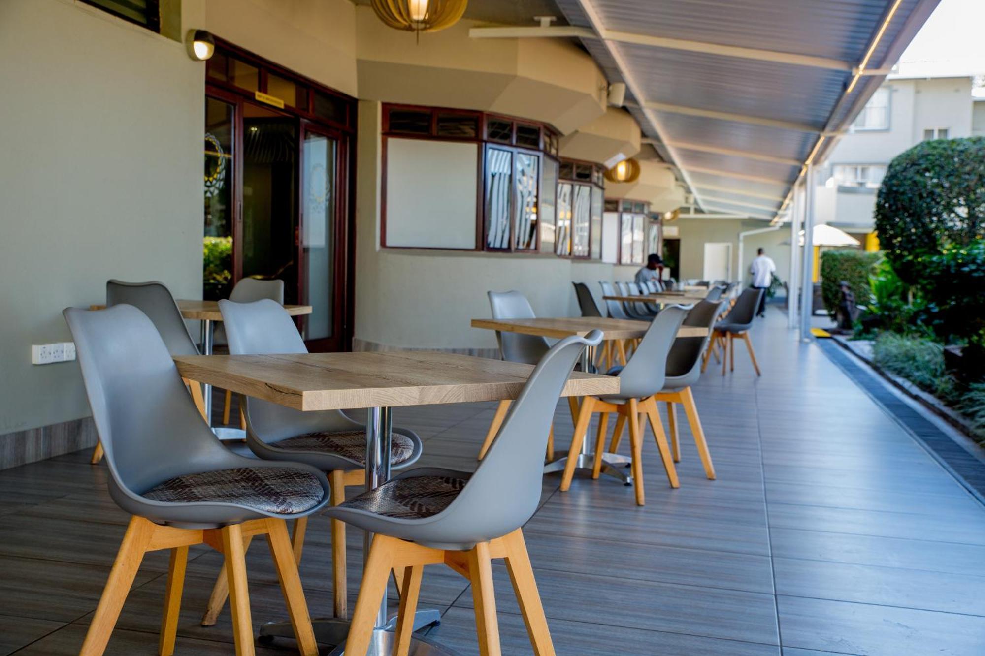 Cresta Oasis Hotel Harare Exterior photo
