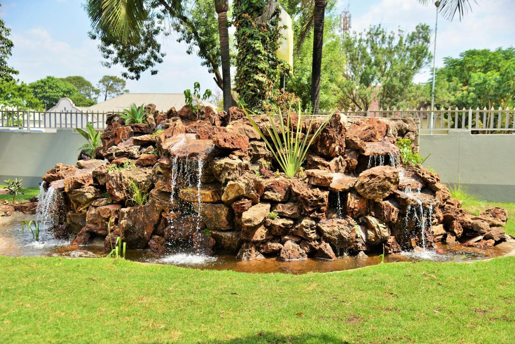 Cresta Oasis Hotel Harare Exterior photo