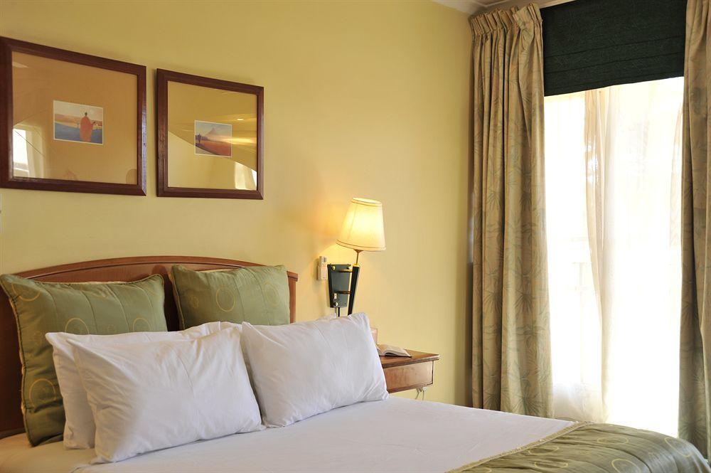 Cresta Oasis Hotel Harare Exterior photo