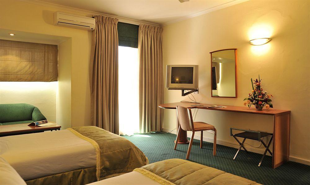 Cresta Oasis Hotel Harare Exterior photo