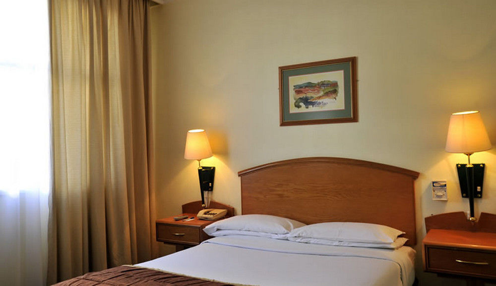 Cresta Oasis Hotel Harare Exterior photo