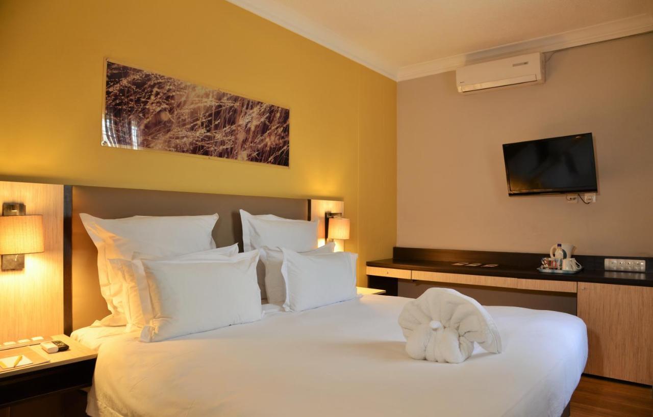 Cresta Oasis Hotel Harare Exterior photo