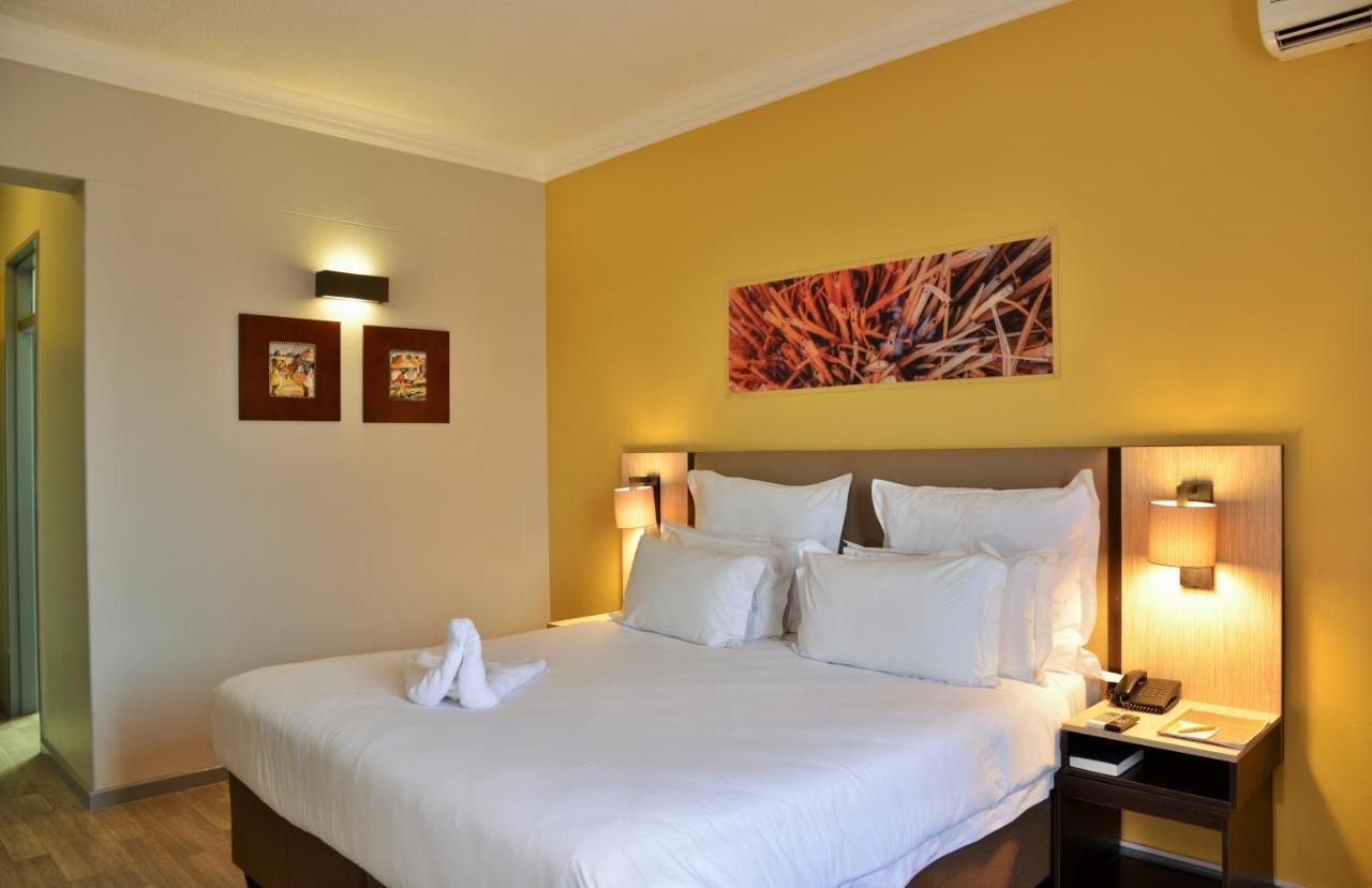 Cresta Oasis Hotel Harare Exterior photo