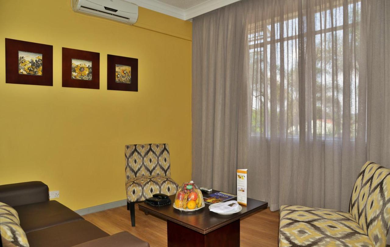Cresta Oasis Hotel Harare Exterior photo