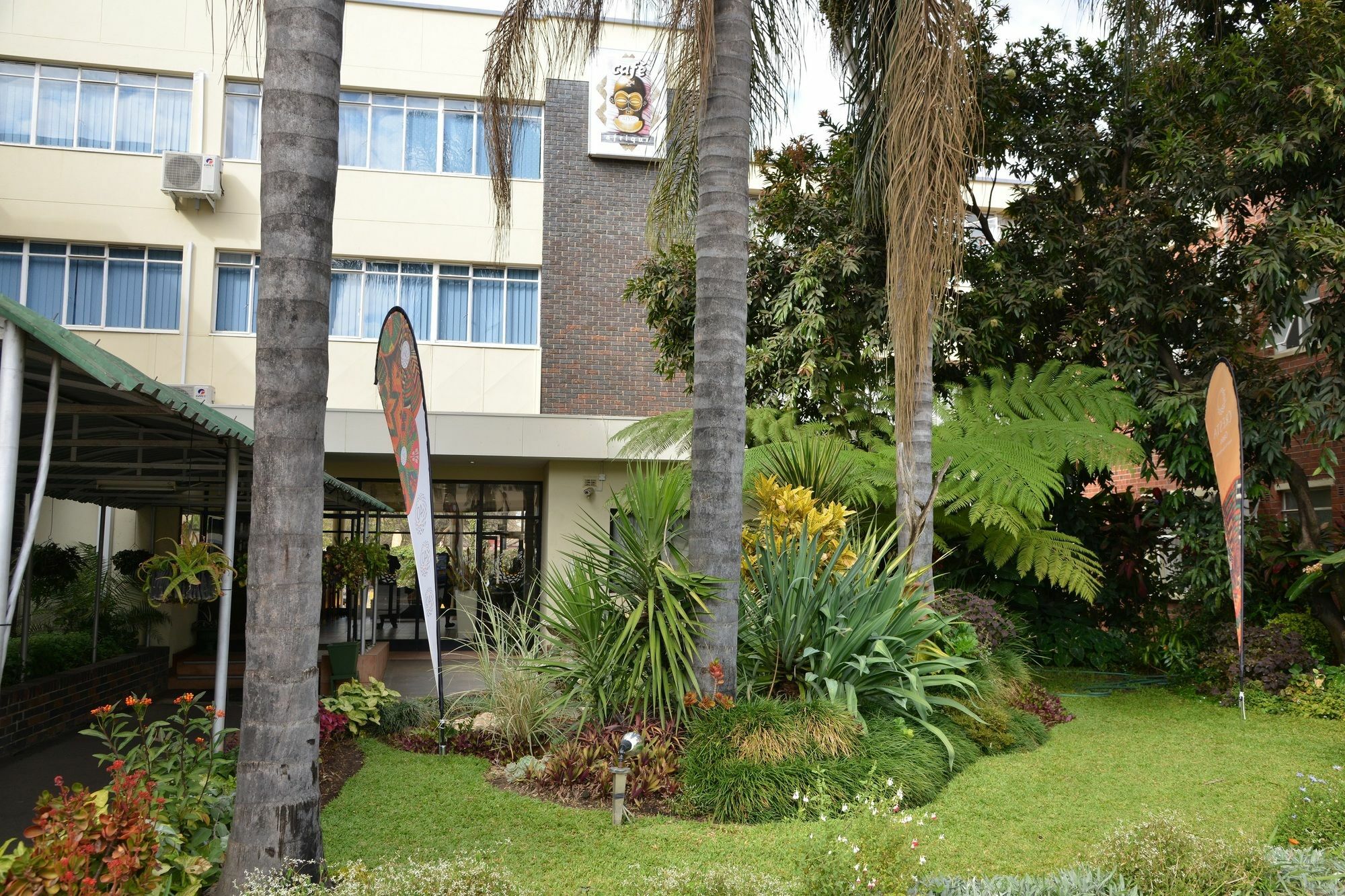 Cresta Oasis Hotel Harare Exterior photo